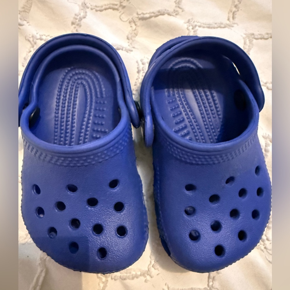 CROCS Kids Shoes in Blue size 2-3
